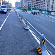 機(jī)非道路隔離護(hù)欄白色中央道路欄桿不銹鋼市政人行道交通鋅鋼柵欄